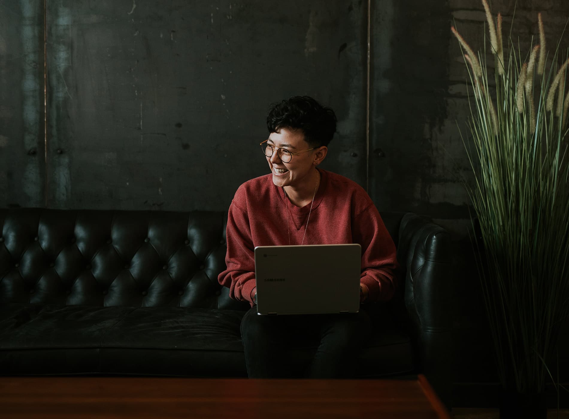 laptop-woman-dark
